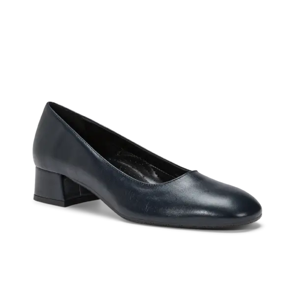 Scarpe facili da indossare per anziane in ecopelle blu con tacco basso e comoda calzata.