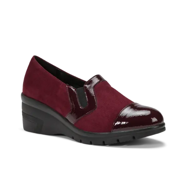Scarpe slip-on bordeaux con dettagli in naplak lucido e suola con zeppa, modello Zefira della linea Chiara Comfort