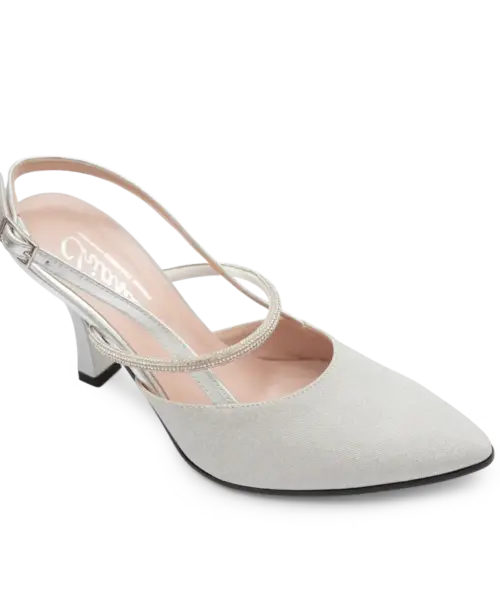 Dettaglio del cinturino gioiello di strass del décolleté slingback Calla Due Emme in laminato argento