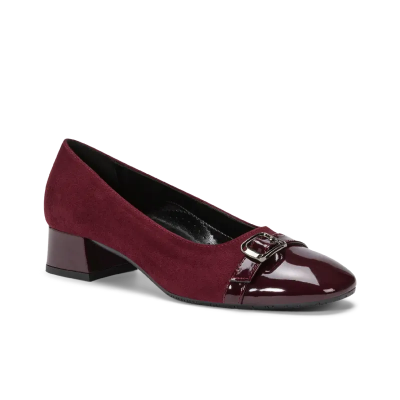 Escarpin Alisea en daim bordeaux avec bout rond en cuir verni et boucle décorative, faite main à Trani