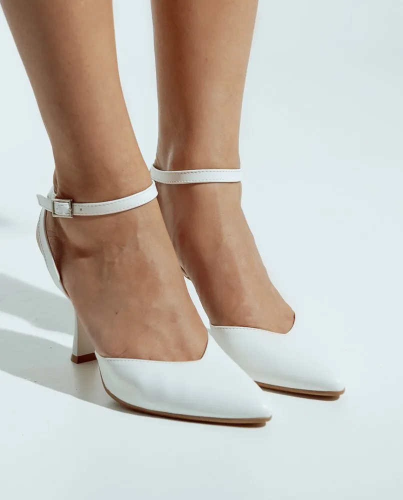 Elena aux pieds de la mariée, slingback lisse avec bride à la cheville : photo de la séance de l'atelier