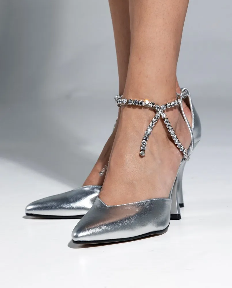 Mimosa argent aux pieds, avec la chaînette de strass à la cheville : photo de la séance de l'atelier