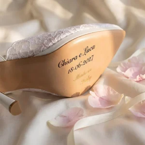 Semelle en cuir de l'escarpin de mariée Neve Sposa en dentelle blanche avec les prénoms Chiara et Luca, la date 18-06-2027, « Made in Italy » et la pointure 38 dorés : image de présentation